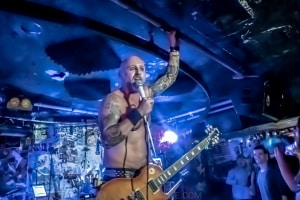 Dave-Eastgate-and-Boner-Contention-Frankies-Pizza-Sydney-9th-March-2022-by-Mary-Boukouvalas-4-of-11