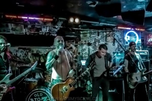 Dave-Eastgate-and-Boner-Contention-Frankies-Pizza-Sydney-9th-March-2022-by-Mary-Boukouvalas-6-of-11
