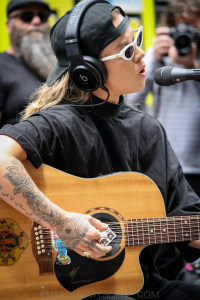 Tash-Sultana-Bourke-St-Mall-Melbourne-22nd-Dec-2021-by-Paul-Miles-23-of-38
