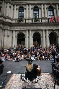 Tash-Sultana-Bourke-St-Mall-Melbourne-22nd-Dec-2021-by-Paul-Miles-33-of-38