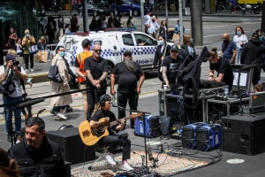 Tash-Sultana-Bourke-St-Mall-Melbourne-22nd-Dec-2021-by-Paul-Miles-6-of-38